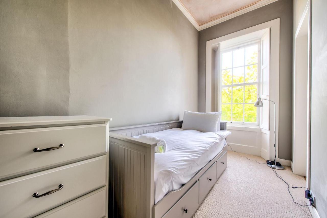 Joivy Bright & Spacious Apt In Stockbridge Единбург Екстериор снимка